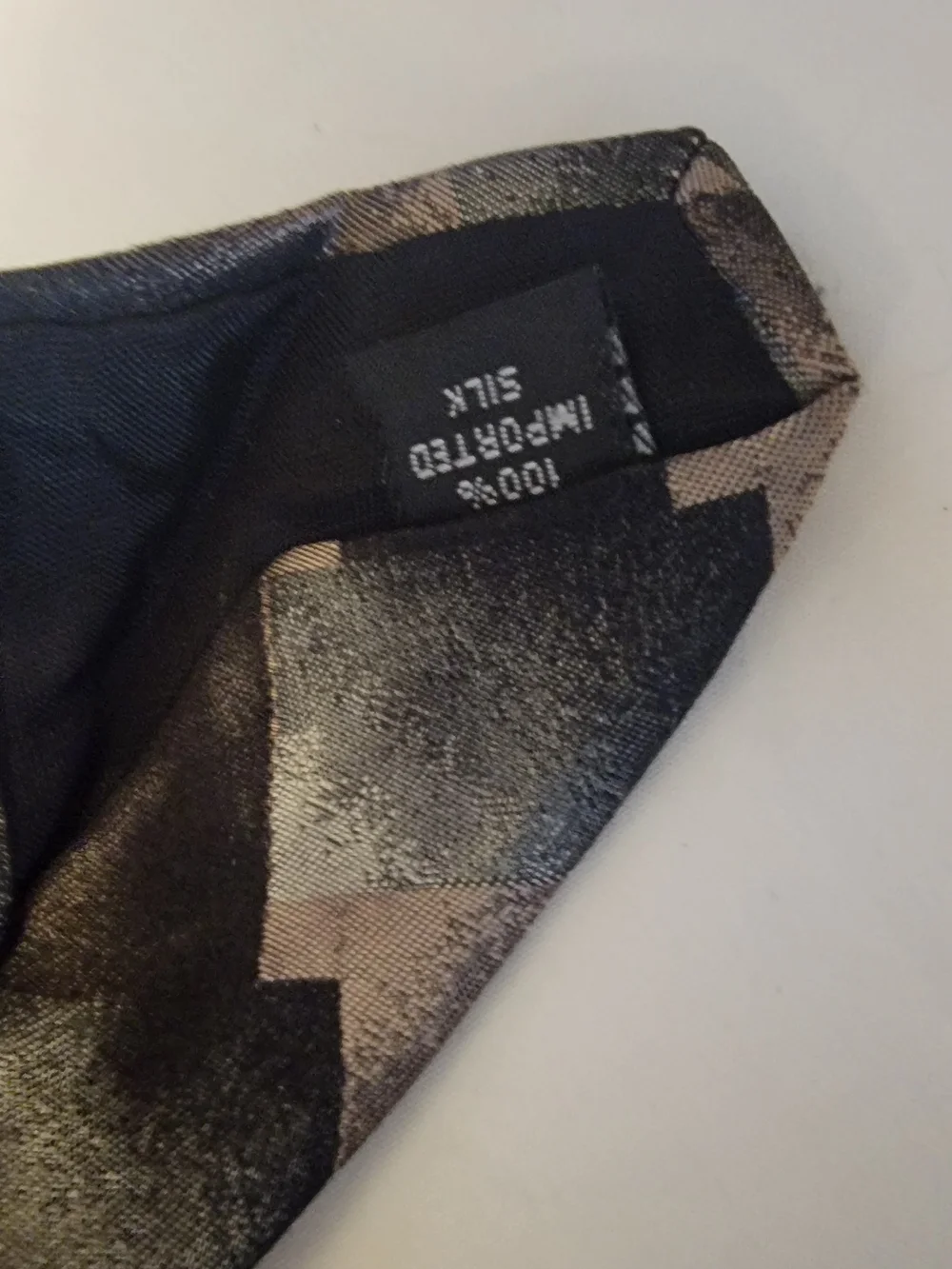 Essante Silk Geometric Gradient Tie in Black and Gray